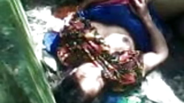 পালঙ্ক বাংলা sex xnxx উপর থেকে পালঙ্ক বন্ধ সর্পিল আকৃতির মেয়ে পান