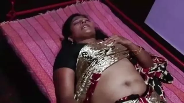 একটি বাংলা নতুন xxx স্কার্ফ পরা একজন মুসলিম মহিলা একটি স্থানীয় উৎফুলব মুখের মধ্যে খেলাধূলার সঙ্গে অক্ষুন্ন হয়